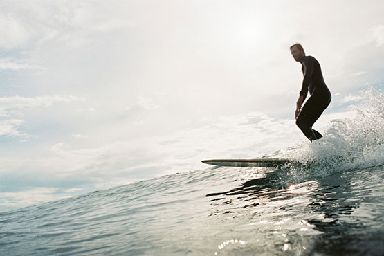 longboard-surfer